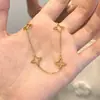 Pulsera Versátil de Acero de Titanio para Mujer, Diseño de Nicho de Lujo Ligero Transfronterizo, Color Dorado de Alta Gama Que No Se Desvanece, Realza el Tono de Piel, Elegante Accesorio para la Mano