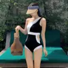 Traje de baño de una pieza tipo triángulo de moda para mujer, nuevo estilo 2026, que disimula el abdomen y estiliza, adecuado para la playa, vacaciones y aguas termales, disponible para venta al por mayor