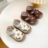 Sandalias Infantiles Abiertas Caladas 2026 Primavera/Verano Florales Zapatos de Princesa para Niñas Estilo Campestre Suela Suave Zapatos de Cuero para Bebé