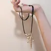 Colar Longo com Pingente de Peixe Pequeno Estilo Minimalista Ins para Mulheres, Moderno e Elegante, Adequado para o Dia a Dia, Corrente Única para Suéter Outono e Inverno