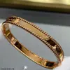 Pulseira com Contas em Ouro 18K Banhado a Ouro V Novo Estilo para Mulheres, Banhada a Ouro 18K e Cheia de Diamantes, Luxo Leve, Versátil e Não Desbota