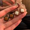 Pendientes retro cuadrados de colores contrastantes de estilo coreano, moda de nicho, sentido de alta gama, elegantes pendientes únicos con gotas de aceite, joyería simple para las orejas.