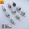 Piezas de soldadura de tubo cuadrado Tarjeta en U Lámina de sellado Deflector Montante A Columna de escalera Accesorios Colgador delantero Colgador lateral Pieza montada en pared Tapón Accesorios para vitrina de exposición