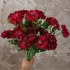 Buquê de Grama de Pinheiro Artificial e Margaridas para Decoração de Casa e Hotel, Flores Artificiais Feitas à Mão de Crisântemo Selvagem Pequeno para Paisagismo Externo