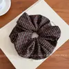 Scrunchie estampado estilo coreano inspirado em faculdade, um elástico de cabelo moderno e artístico para mulheres, versátil para criar vários penteados, incluindo coques, e um acessório de cabelo decorativo