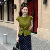 Conjunto elegante de dos piezas: top de camisa de manga corta con nudo retorcido y abertura en el dobladillo estilo coreano de moda de verano y falda de lunares