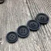 Suministro directo de fábrica hebilla de resina cuatro ojales borde fino pequeño mate retro tipo madera hebilla para gabardina de hombre y mujer pantalón de traje hebilla en stock