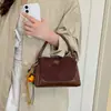 Bolso de mano de alta gama de moda transfronteriza para mujer, bolso cuadrado pequeño retro casual nuevo, versátil para el trabajo, bolso de hombro y bandolera
