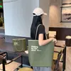 Bolsa de Tela No Tejida con Borde Cosido Color Verde Militar Bolso de Hombro Logo Personalizado Bolsa Tote para Tienda de Ropa Universal para Centros Comerciales