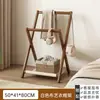 Cabide de roupas dobrável, um item doméstico para colocar roupas ao lado da cama à noite, uma solução de armazenamento conveniente para o quarto, um organizador simples e fácil de usar