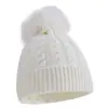 Novos estilos de outono e inverno de gorros infantis de tricô trançado, disponíveis na Amazon para vendas transfronteiriças, em cores sólidas com pompons, proporcionando calor e proteção contra o vento