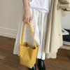 Bolso Estilo Perezoso Estilo Coreano Otoño Temprano 2025 Nuevo Gran Capacidad Casual Gamuza Mate Versátil Bolso de Hombro Tipo Cubo