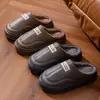 Nuevas pantuflas de algodón para hombre, invierno 2026, talla grande, para uso en interiores, antideslizantes, cálidas y con suela gruesa forrada de felpa.