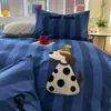 Novo conjunto de quatro peças em puro algodão estilo cartoon, bordado de toalha fofo, lençol e capa de edredom 100% algodão, conjunto de três peças para dormitório estudantil