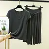 Conjunto de duas peças de verão para casa, plus size, soltinho, em modal: camiseta V-neck de manga curta e calça cropped de cintura alta com cordão e barra de babados