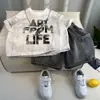 Ropa infantil estilo coreano conjunto de verano para niños 2025 nuevo moderno genial para niños de manga corta ropa de verano elegante para niños