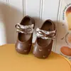 Zapatos de princesa para niñas estilo nuevo, dulces zapatos de piel para bebé de 2026 para niños, zapatos planos de suela blanda para niñas con lazos y diseños de corazón para primavera y otoño