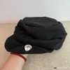 Chapéu de Jovem Jornaleiro Japonês Retrô Literário com Fivela de Metal Aba Curva Chapéu de Pintor Feminino Primavera Outono Plissado Temperamento Chapéu Botão Faz o Rosto Parecer Menor