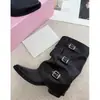 Primeiro Encontro Temporada Botas de Cavaleiro de Couro Preto com Fivela Femininas Cano Médio Bico Fino Botas de Motocicleta 2026 Salto Grosso Versátil Aumenta a Altura Botas de Cano Curto