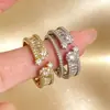 Anel de coroa resistente com cravação completa de diamantes, anel de diamante quadrado e brilhante, moderno e luxuoso para mulheres, adequado para empilhar no dedo indicador para ocasiões elegantes