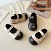 Sapatos de couro para meninas, nova coleção outono 2026, com sola macia, bico fino, sapatos de princesa para crianças, estilo francês, sapatilhas Mary Jane inspiradas em Chanel