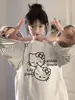 Camiseta Feminina de Manga Longa com Estampa Divertida de Gatinho Gato Coreana Redutora de Idade Moda Versátil Top Listrado com Painéis de Cor Contrastante