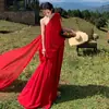 Lindo Vestido Longo Vermelho de Chiffon Fluido com Cauda, Estilo Resort no Deserto, de Um Ombro Só com Franzidos e Sem Alças
