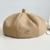 2025 Nueva Moda Color Sólido Simple Artístico Versátil Boina con Etiqueta de Corazón Estilo Retro Británico Transpirable Sombrero de Pintor