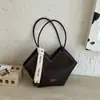 Bolso de mujer de gran capacidad 2026 verano nuevo estilo vintage patrón tejido bandolera para debajo del brazo bolso tote texturizado para el día a día