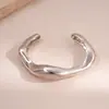 Pulseiras Europeias e Americanas Transfronteiriças Plissadas Lisas com Design Irregular de Nicho, Joias Versáteis de Moda de Luxo Leve Atacado