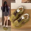 Zapatillas de entrenamiento alemanas para mujer que aumentan la altura, desgastadas, con estampado de estrellas, colección de otoño 2026 de moda, zapatos casuales retro de suela gruesa estilo Forrest Gump