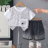 Conjunto Leve para Meninos 2026 Novo Estilo Oxygen Baby Estampa Completa de Letras Shorts Jeans Degradê de Manga Curta Conjunto de Duas Peças Tendência