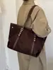 Bolso de mano de cuero encerado PU de alta calidad con estilo europeo y americano, adecuado para el comercio electrónico transfronterizo; bolsa tote grande con remaches, diseñada para mujeres