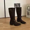 Botas de Cavaleiro Estilo Retrô Cor Lisa Clareadoras Emagrecedoras com Fivela Femininas Outono 2026 Bico Fino Botas de Moda Meia-Perna Camurça Salto Grosso
