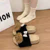 ¡Cachorro cremoso~! Cálidas y lindas, estas pantuflas de moda, de suela gruesa, que aumentan la altura y son peludas, son perfectas para usarlas al aire libre en otoño.. Son pantuflas de algodón para mujer de una sola tira