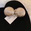Aretes semicirculares de metal rayado aguja de plata aretes de diseño de industria pesada europeo y americano aretes nicho exagerados de alta gama para mujer