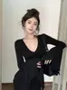 Precio no negociable, estilo de chica hot vintage de otoño, top negro ajustado que realza la figura, con mangas acampanadas y cuello con abertura