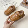Zapatos de piel para bebé estilo coreano 2026 primavera y otoño moda ligeros nuevo estilo para niñas simples versátiles sin cordones