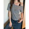 Tiro Real # Camiseta Gris de Manga Corta Falsa de Dos Piezas con Hombro Descubierto para Mujer Otoño 2025 Nuevo Estilo Cintura Plisada Hombros Descubiertos