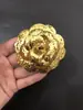 Todos los 7.2cm flor blanca estilo Chanel flor de camelia pegatinas para joyería bolsa de embalaje corsage pinza para el pelo base de flor más hebilla de pin de pecho de doble propósito