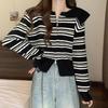 Jaqueta Cardigan Tricotada com Listras em Contraste e Gola Azul Marinho para Mulheres Nova Coleção Primavera Design de Nicho Camisa Básica Top Curto