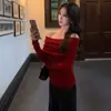 Top de punto rojo versátil sin hombros para mujer, camisa base ajustada para ceñir la cintura en otoño e invierno con un toque atrevido