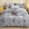 Juego de Cama de Leche Gruesa para Otoño e Invierno de Cuatro Piezas Funda de Edredón de Coral Fale Ropa de Cama con Terciopelo Adicional Juego de Sábanas para Dormitorio de Tres Piezas
