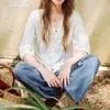 Camisa blanca de cuello en V estilo francés para mujer, nuevo modelo otoño 2026, ribete de encaje, detalle de corbata, mezcla de lino, top ligero