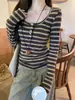 Camiseta de rayas marrones estilo diseñador para mujer, primavera/otoño/invierno, con botones, cuello en U bajo, para llevar debajo, cepillada, corte ajustado, favorecedora, top de manga larga