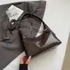 Bolso cruzado de axila minimalista suave color marrón de moda para este año, para el trabajo y los desplazamientos, nuevo estilo 2025, bolso pequeño versátil y a la moda