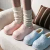 Bolsa con estampado de estrellas y zapatos de algodón impermeables para mujer, nuevo estilo otoño e invierno para uso en exteriores, antideslizantes, estilo pareja, pantuflas de algodón cálidas para el hogar, hombre