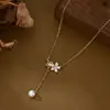 Cadena para Clavícula Elegante con Zirconia Galvanizada en Oro Real para Mujer, Collar de Perlas Retro Francés de Alta Gama, Collar con Borla Estilo Ins