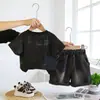 Conjunto de Roupa de Verão para Meninos 2026 Novo Estilo Coreano Moda Short Manga Curta Calça Conjunto de Duas Peças Fresco e Estiloso para Bebês Tendência
