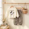 Conjunto Feminino 2026 Primavera/Outono Novo Moletom Cartoon Calça Jogger Estampa de Leopardo ins Doce Duas Peças Macio e Fofo